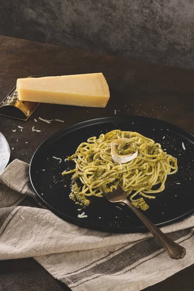 Świeże Spaghetti Bazylią Pesto Serem Ciemnym Kuchennym Tle Blatu — Zdjęcie stockowe