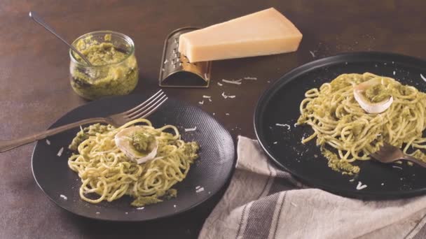 Verse Spaghetti Met Basilicum Pesto Kaas Donkere Keuken Werkblad Achtergrond — Stockvideo