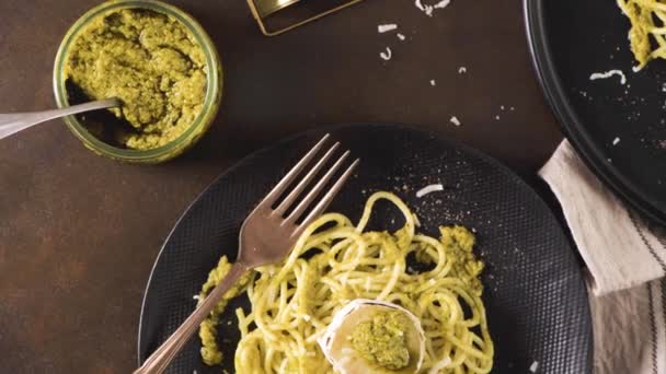 Espaguetis Frescos Con Pesto Albahaca Queso Sobre Fondo Encimera Cocina — Vídeos de Stock