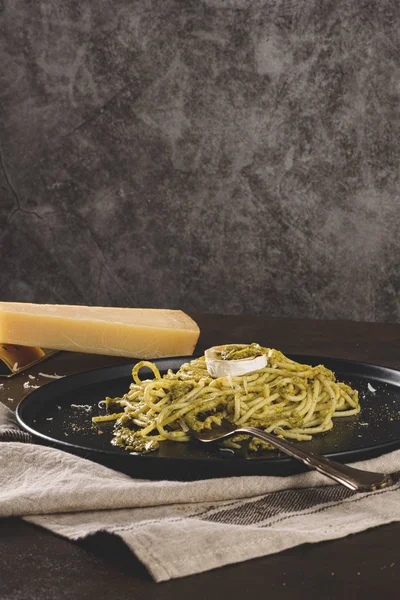 Świeże Spaghetti Bazylią Pesto Serem Ciemnym Kuchennym Tle Blatu — Zdjęcie stockowe