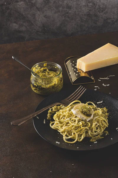 Świeże Spaghetti Bazylią Pesto Serem Ciemnym Kuchennym Tle Blatu — Zdjęcie stockowe