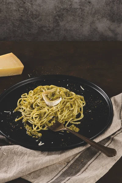 Świeże Spaghetti Bazylią Pesto Serem Ciemnym Kuchennym Tle Blatu — Zdjęcie stockowe