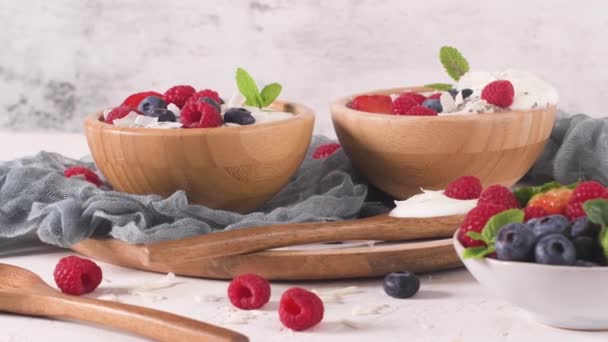 Yogur Con Semillas Chía Fresas Frescas Frambuesas Arándanos Concepto Alimentación — Vídeos de Stock