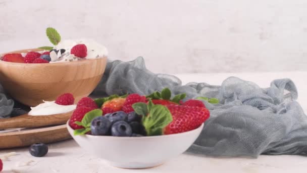Iogurte Com Sementes Chia Morangos Frescos Framboesas Mirtilos Conceito Alimentação — Vídeo de Stock