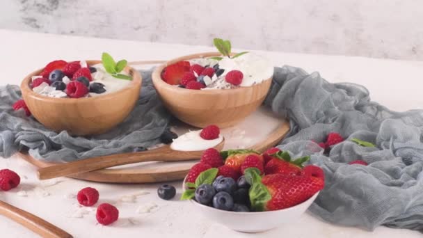 Yogur Con Semillas Chía Fresas Frescas Frambuesas Arándanos Concepto Alimentación — Vídeos de Stock