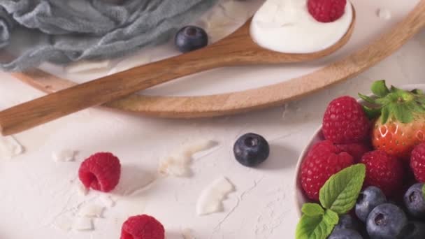 Joghurt Mit Chia Samen Und Frischen Erdbeeren Himbeeren Und Blaubeeren — Stockvideo