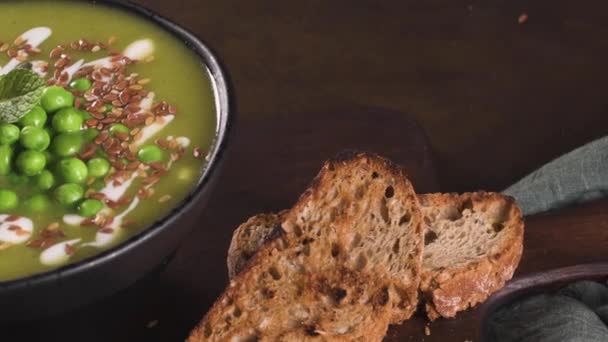 Grüne Erbsensuppe Mit Leinsamen Kürbis Und Sonnenblumenkernen Auf Einer Rustikalen — Stockvideo