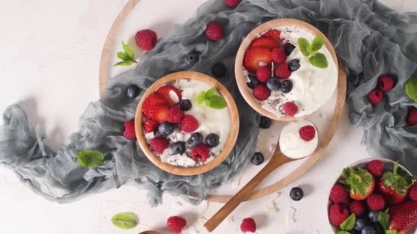 Yoghurt Met Chiazaad Verse Aardbeien Frambozen Bosbessen Concept Van Gezond — Stockvideo