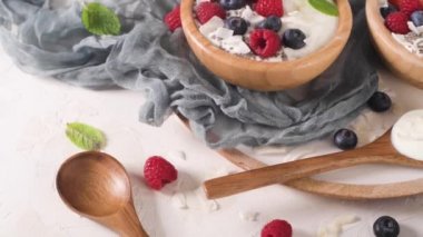 Chia tohumlu yoğurt ve taze çilek, ahududu ve yabanmersini. Sağlıklı Yeme kavramı.