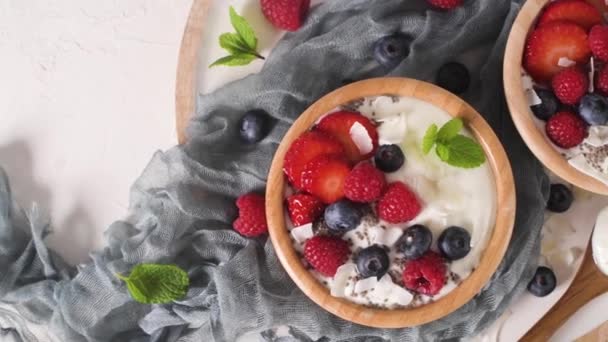 Yogur Con Semillas Chía Fresas Frescas Frambuesas Arándanos Concepto Alimentación — Vídeos de Stock