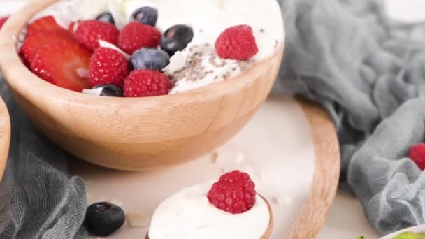 Yogur Con Semillas Chía Fresas Frescas Frambuesas Arándanos Concepto Alimentación — Vídeos de Stock