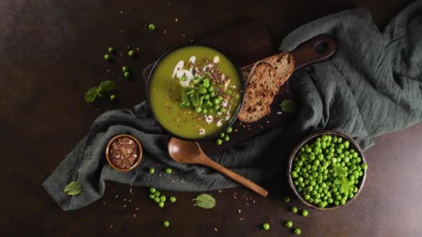 素朴なキッチンカウンターの上に リネードとカボチャとひまわりの種と緑のエンドウ豆のスープ — ストック動画