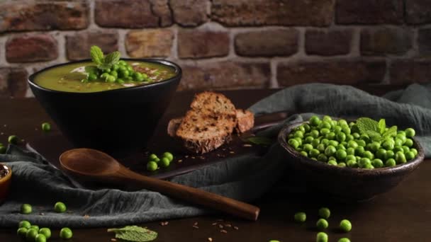 Grüne Erbsensuppe Mit Leinsamen Kürbis Und Sonnenblumenkernen Auf Einer Rustikalen — Stockvideo