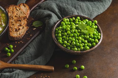 Mutfak tezgahında taze bezelye var..