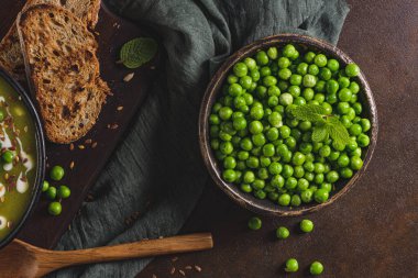 Mutfak tezgahında taze bezelye var..