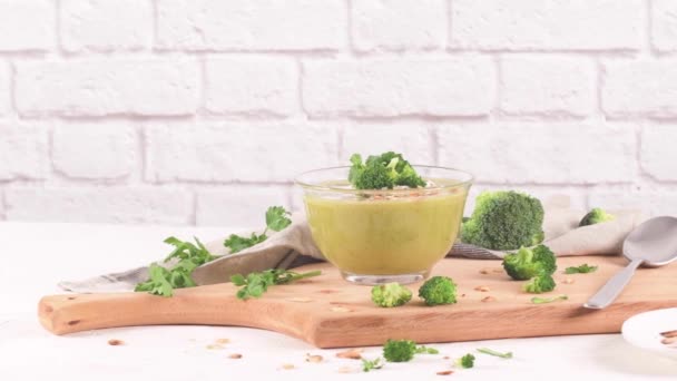Mutfak Tezgahında Cam Bir Kasede Brokoli Çorbası Sapları Dilimlenmiş — Stok video