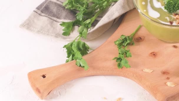 Sopa Brócoli Recipiente Vidrio Una Encimera Cocina Con Rodajas Los — Vídeo de stock