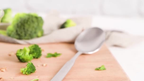 Broccoli Soep Een Glazen Schaal Een Aanrecht Met Plakjes Stengels — Stockvideo