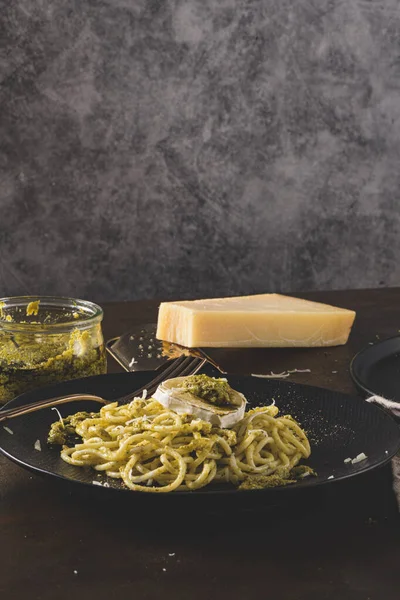 Fresh Spaghetti Basil Pesto Cheese Dark Kitchen Countertop Background — Stock Photo, Image