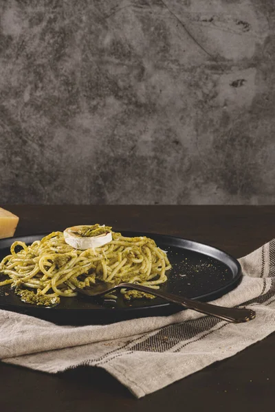 Świeże Spaghetti Bazylią Pesto Serem Ciemnym Kuchennym Tle Blatu — Zdjęcie stockowe