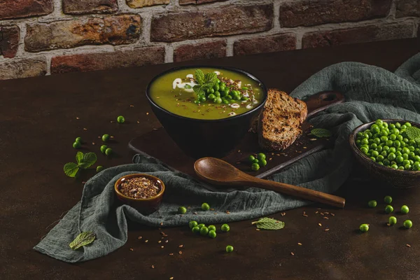 Grüne Erbsensuppe Mit Leinsamen Kürbis Und Sonnenblumenkernen Auf Einer Rustikalen — Stockfoto