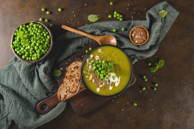 Yeşil bezelye çorbası, keten tohumu, balkabağı ve kırsal mutfak tezgahında ayçekirdeği..