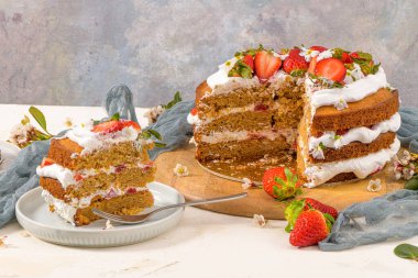 Çilekli pasta, çilekli kek taze çilek ve mutfak tezgahında ekşi krema..