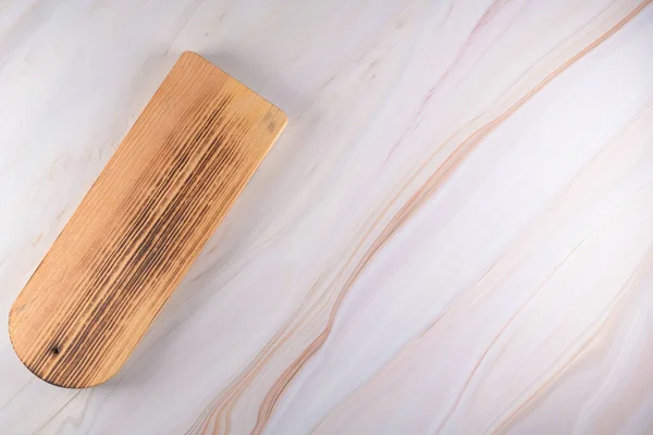 Bovenaanzicht Van Houten Snijplank Een Grijze Marmeren Achtergrond Met Ruimte — Stockfoto