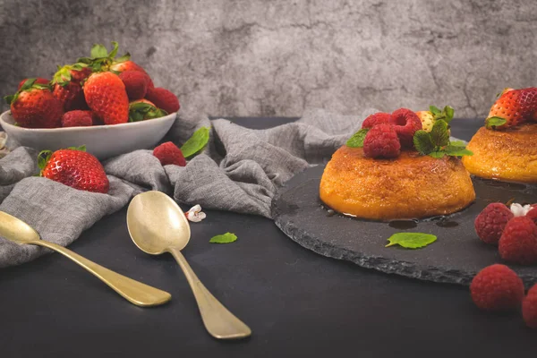 Caramel Custard Puddings Slate Dark Kitchen Countertop — Stock Photo, Image