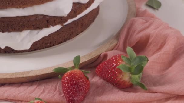 Erdbeerkuchen Erdbeer Biskuit Mit Frischen Erdbeeren Und Saurer Sahne Auf — Stockvideo