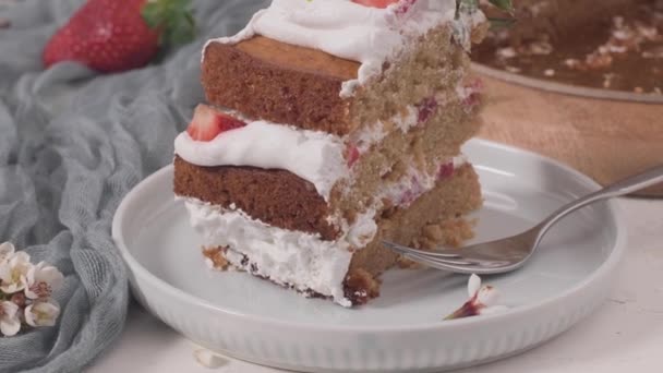 Tarta Fresa Tarta Esponja Fresa Con Fresas Frescas Crema Agria — Vídeo de stock