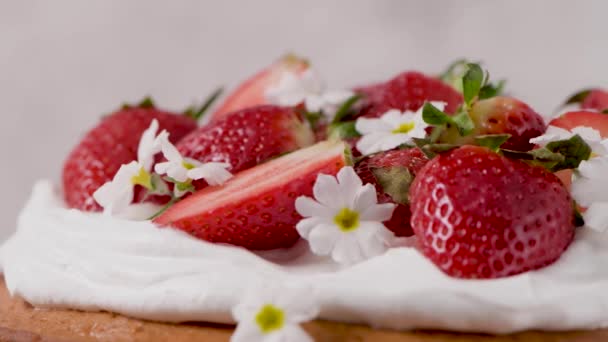 Torta Alla Fragola Pan Spagna Alla Fragola Con Fragole Fresche — Video Stock