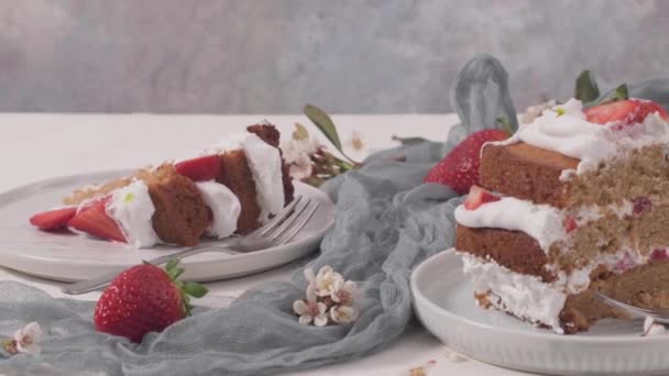 草莓蛋糕 草莓海绵蛋糕 新鲜草莓和酸奶奶油放在厨房台面 — 图库视频影像