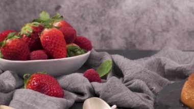 Yuvarlak tahtada karamel kremalı puding ve koyu mutfak tezgahı..