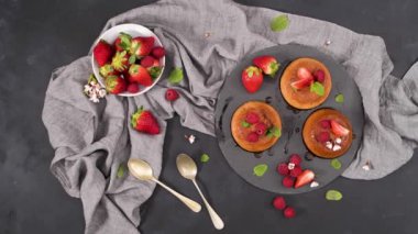 Yuvarlak tahtada karamel kremalı puding ve koyu mutfak tezgahı..