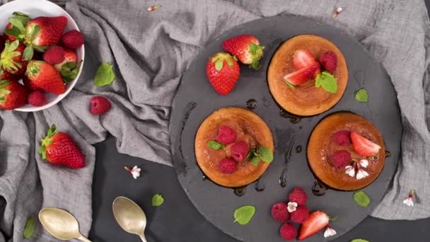 Pudding Kremem Karmelowym Okrągłym Łupku Ciemny Blat Kuchenny — Wideo stockowe