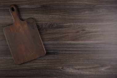 Eski ahşap tezgahın ahşap kesim tahtasının üst görüntüsü..