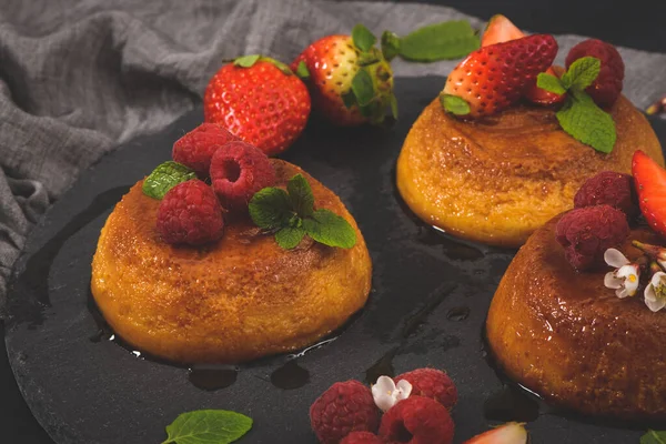 Caramel Custard Puddings Slate Dark Kitchen Countertop — Stock Photo, Image