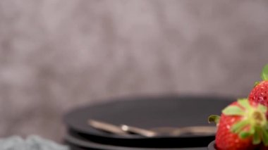 Çilekli pasta, çilekli kek taze çilek ve koyu mutfak tezgahında ekşi krema..