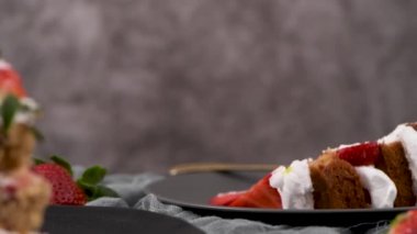 Çilekli pasta, çilekli kek taze çilek ve koyu mutfak tezgahında ekşi krema..