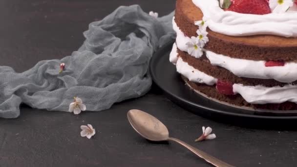 ストロベリーケーキ フレッシュストロベリーのストロベリースポンジケーキ ダークキッチンカウンターのサワークリーム — ストック動画