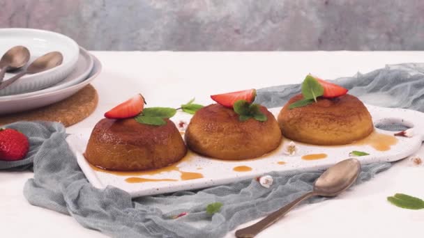 Pudins Creme Caramelo Bandeja Cerâmica Branca Bancada Cozinha — Vídeo de Stock