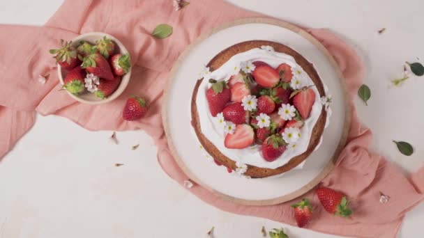 Tarta Fresa Tarta Esponja Fresa Con Fresas Frescas Crema Agria — Vídeo de stock