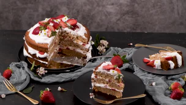 草莓蛋糕 草莓海绵蛋糕 新鲜草莓和酸奶油放在黑暗的厨房台面上 — 图库视频影像