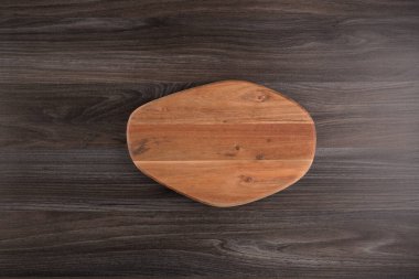 Eski ahşap tezgahın ahşap kesim tahtasının üst görüntüsü..