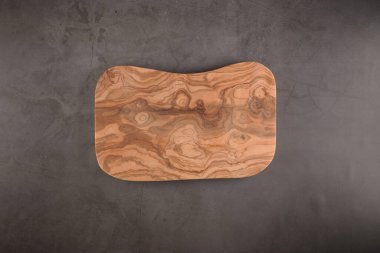 Ahşap kesme tahtası üstten görünüm eski taş tezgah üzerinde.