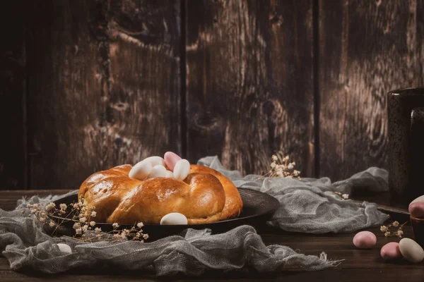 Osterfolklore Mit Zuckermandeln Auf Hölzerner Tischplatte — Stockfoto