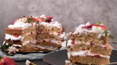 Çilekli pasta, çilekli kek taze çilek ve mutfak tezgahında ekşi krema..