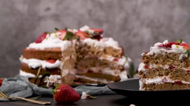 Çilekli pasta, çilekli kek taze çilek ve mutfak tezgahında ekşi krema..