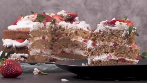 Erdbeerkuchen Erdbeer Biskuit Mit Frischen Erdbeeren Und Saurer Sahne Auf — Stockvideo